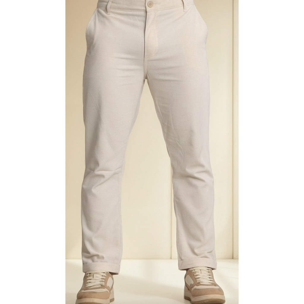 CALÇA SOCIAL EM SARJA LEVE CRÚ COM BARRA ITALIANA.