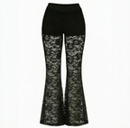 Calça flaire de renda plus size com short acoplado em poliamida .