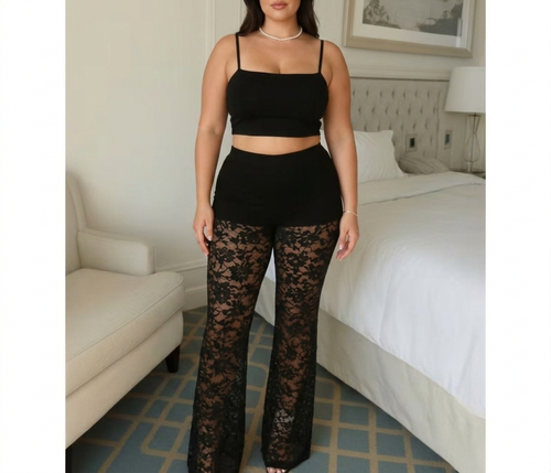 Calça flaire de renda com short  acoplado em poliamida luxo .