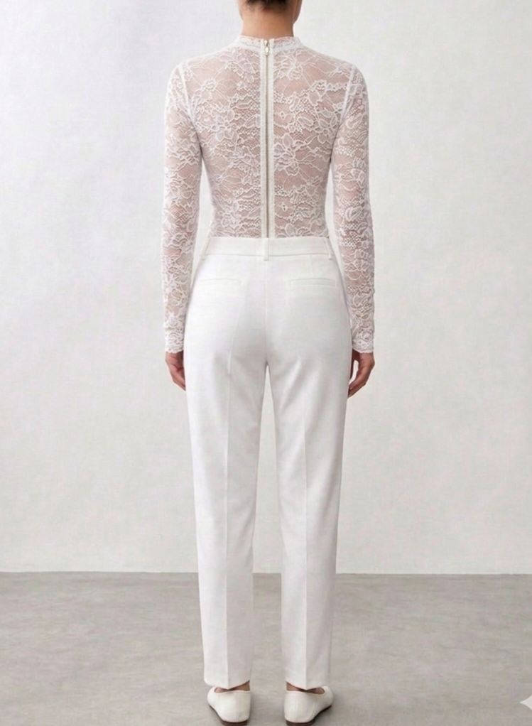 BLUSA DE RENDA MANGA LONGA COM ZIPER NAS COSTAS.