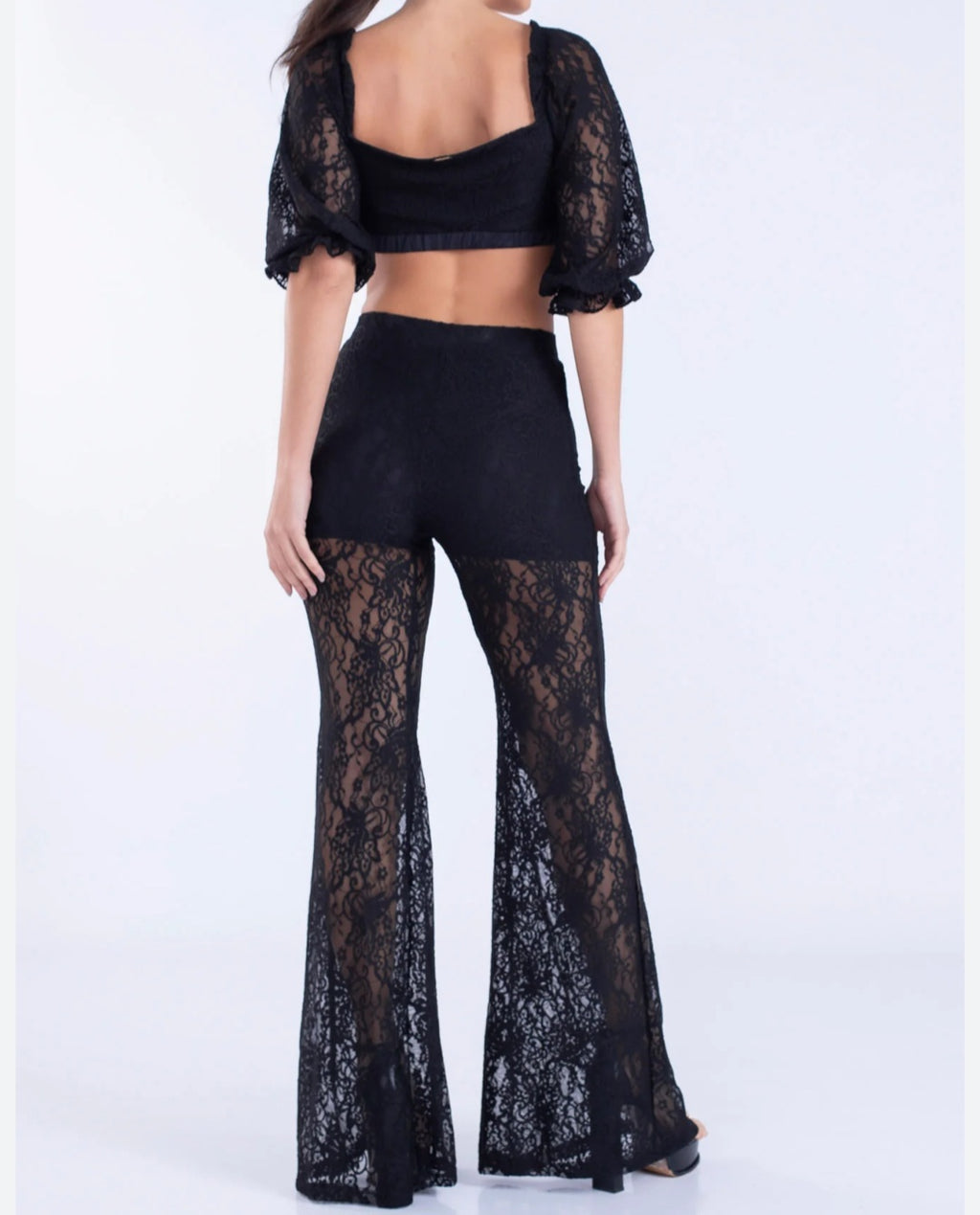 Calça flaire de renda com short  acoplado em poliamida luxo .