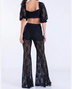 Calça flaire de renda plus size com short acoplado em poliamida .