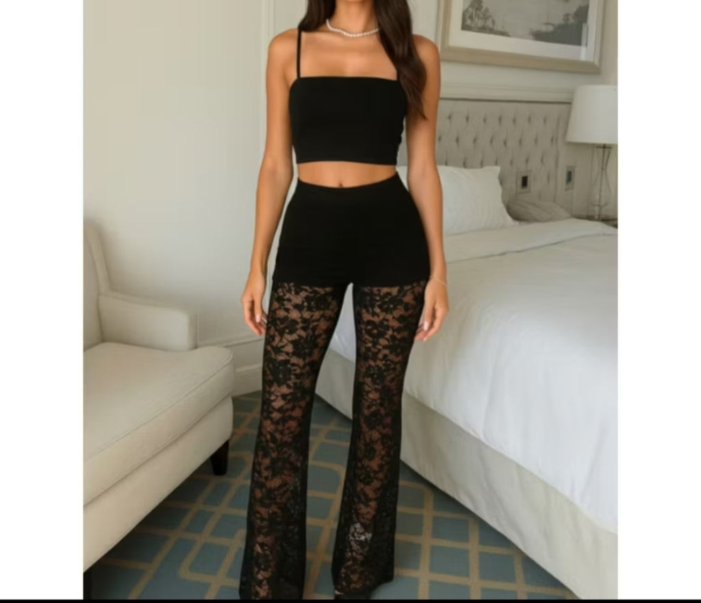 Calça flaire de renda com short  acoplado em poliamida luxo .