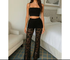 Calça flaire de renda plus size com short acoplado em poliamida .