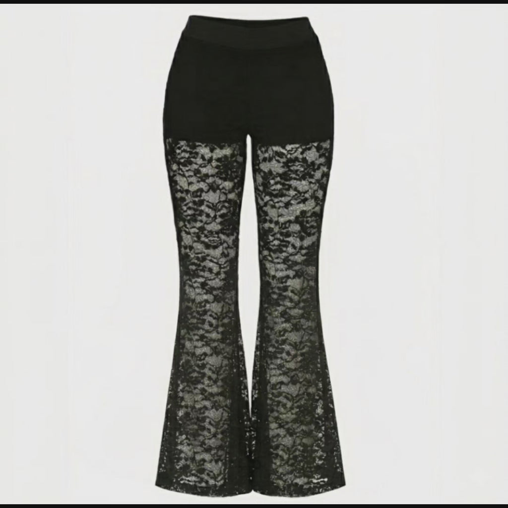 Calça flaire de renda plus size com short acoplado em poliamida .