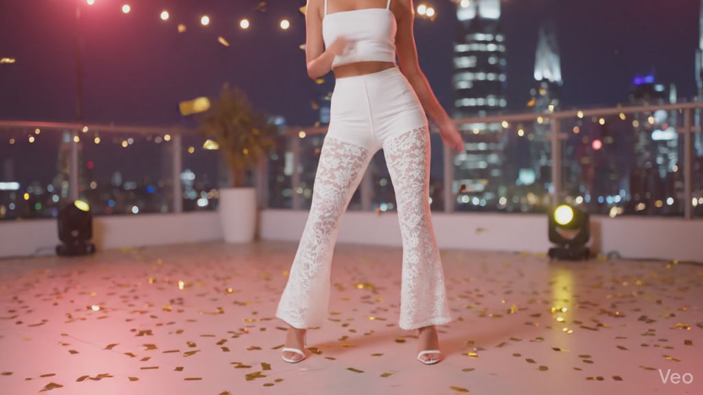 Calça flaire de renda com short  acoplado em poliamida luxo .