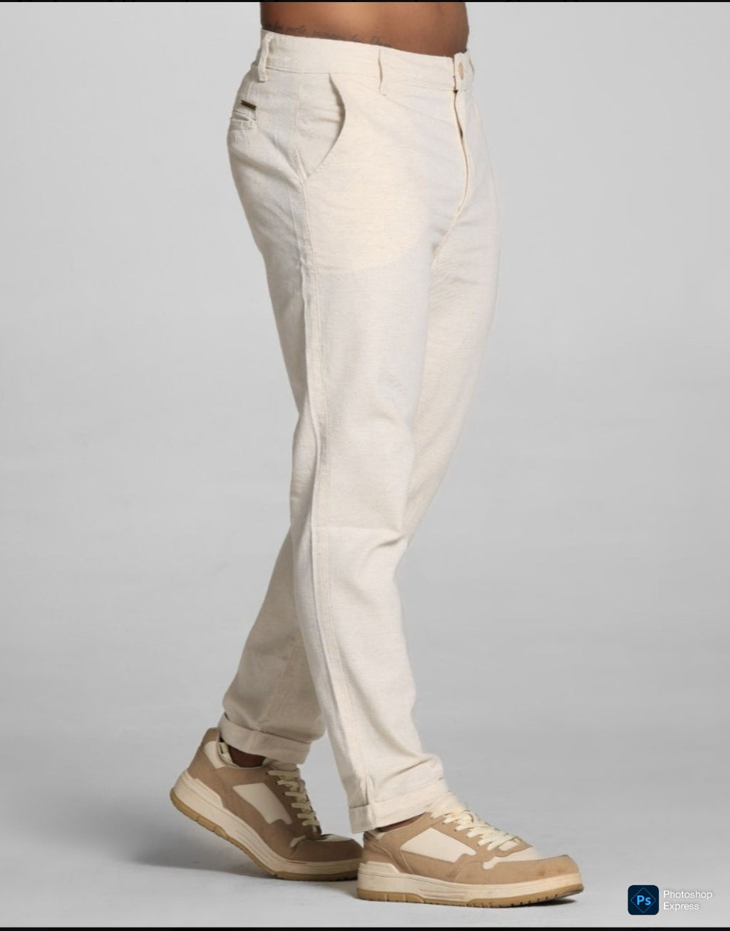 CALÇA SOCIAL EM SARJA LEVE CRÚ COM BARRA ITALIANA.